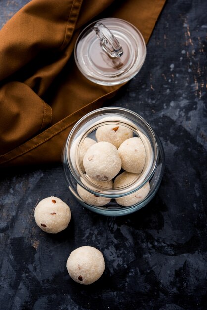 Rava Laddu oder Grieß Laddoo oder Rawa Ladu, ein beliebtes süßes Gericht aus Maharashtra, Indien