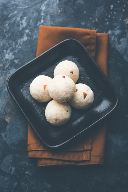 Rava Laddu ou Semolina Laddoo ou Rawa Ladu, um prato doce popular de Maharashtra, na Índia