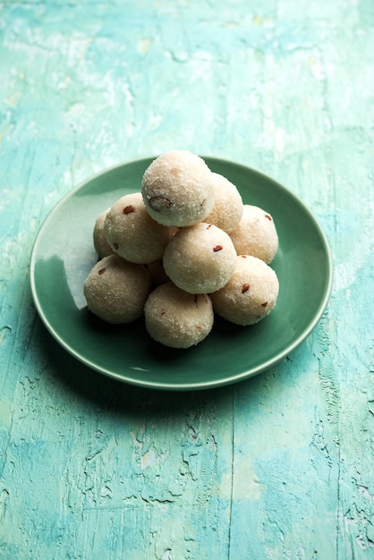 Rava Laddu ou Semolina Laddoo ou Rawa Ladu, um prato doce popular de Maharashtra, na Índia