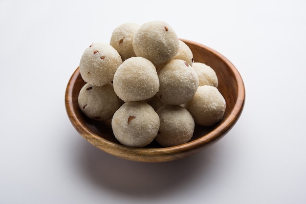 Rava Laddu ou Semolina Laddoo ou Rawa Ladu, um prato doce popular de Maharashtra, na Índia