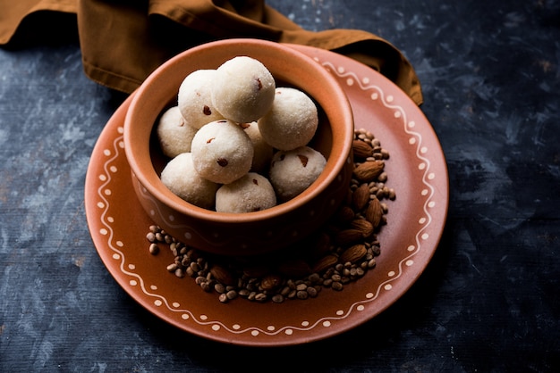 Rava Laddu ou Semolina Laddoo ou Rawa Ladu, um prato doce popular de Maharashtra, na Índia