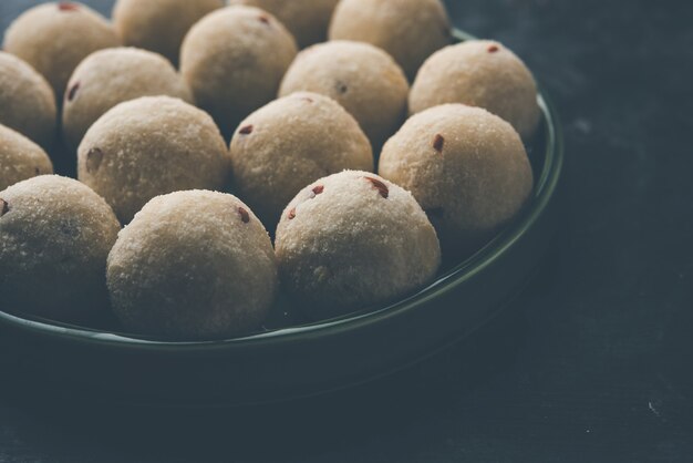 Rava Laddu ou Semolina Laddoo ou Rawa Ladu, um prato doce popular de Maharashtra, na Índia