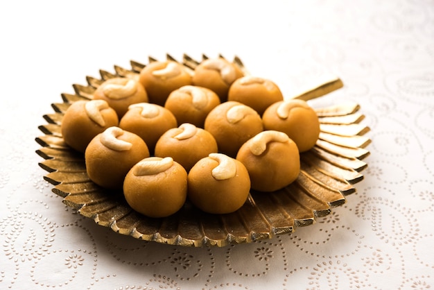 Rava Ladoo ou Semolina Laddu com cobertura de castanha de caju, festival de comida popular da Índia. servido em um prato com foco seletivo