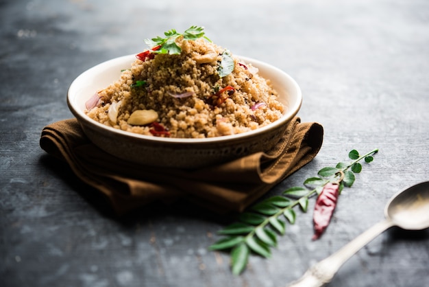 Rava Upma o Uppuma: desayuno del sur de la India servido en un tazón. enfoque selectivo