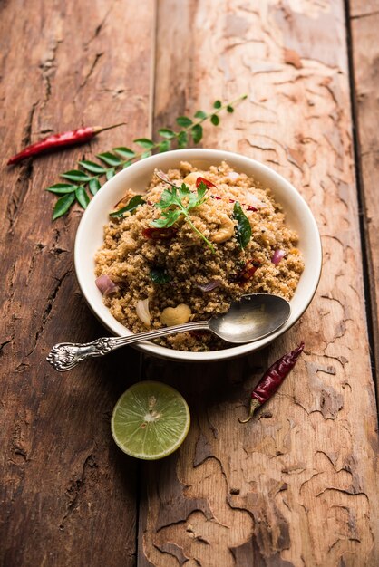 Rava Upma o Uppuma: desayuno del sur de la India servido en un tazón. enfoque selectivo