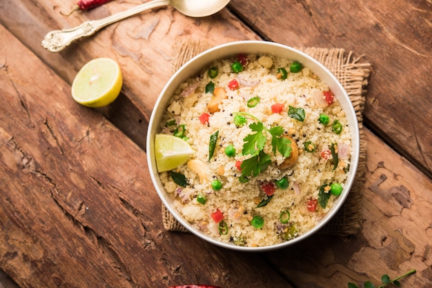 Rava Upma o Uppuma: desayuno del sur de la India servido en un tazón. enfoque selectivo