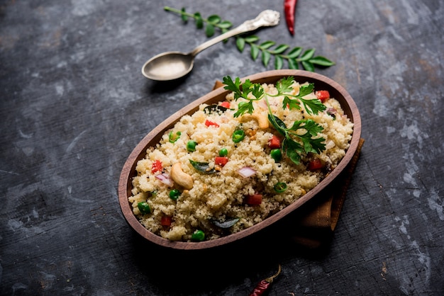 Rava Upma oder Uppuma - südindisches Frühstück in einer Schüssel serviert. selektiver Fokus