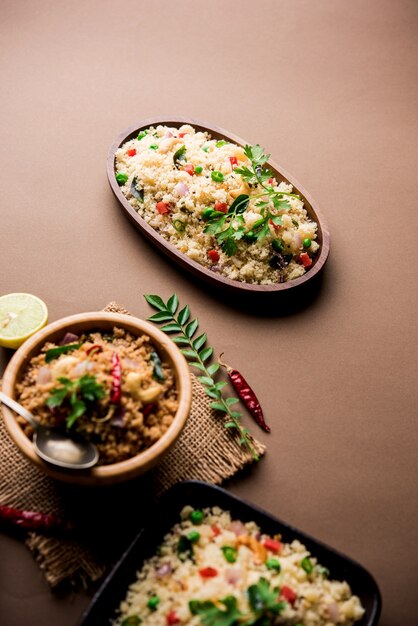 Rava Upma oder Uppuma - südindisches Frühstück in einer Schüssel serviert. selektiver Fokus