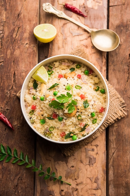 Rava upma ou uppuma - café da manhã do sul da índia servido em uma tigela. foco seletivo