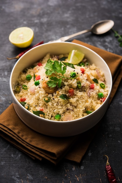 Rava upma ou uppuma - café da manhã do sul da índia servido em uma tigela. foco seletivo