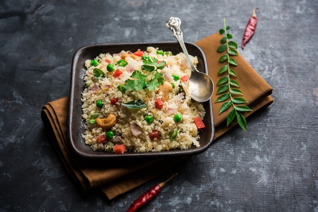 Rava Upma ou Uppuma - café da manhã do sul da Índia servido em uma tigela. foco seletivo