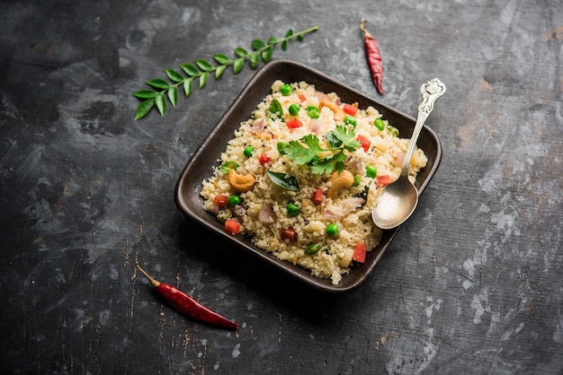 Rava Upma ou Uppuma - café da manhã do sul da Índia servido em uma tigela. foco seletivo