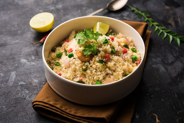 Rava Upma ou Uppuma - café da manhã do sul da Índia servido em uma tigela. foco seletivo