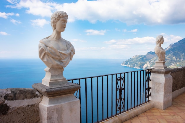 Ravello Itália Terraço da villa Cimbrone com estátuas de mármore sobre o mar com vista para a costa de Amalfi