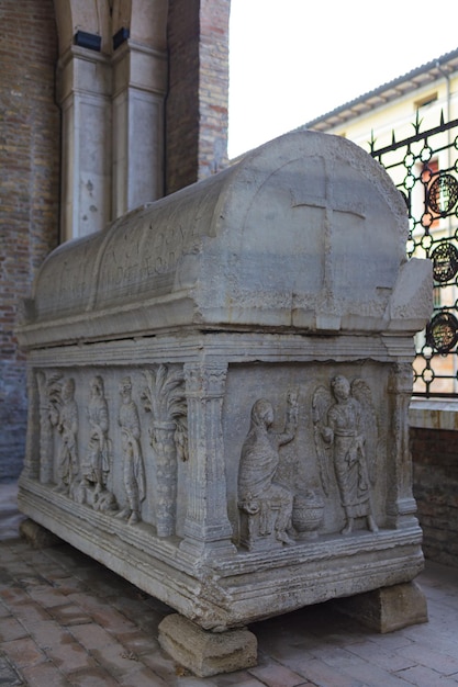 Foto ravenna emilia romagna itália tumba do poeta e escritor italiano dante alighieri