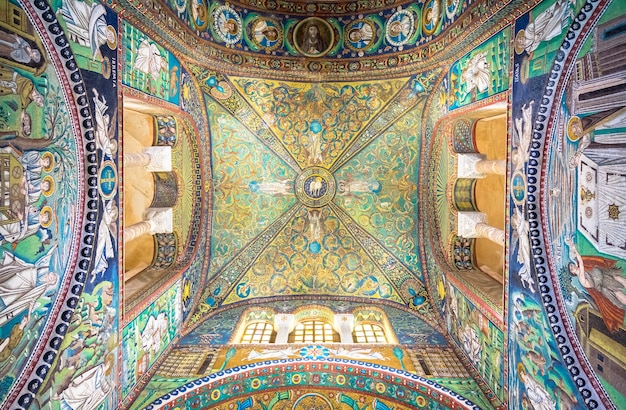 RAVENNA, ITÁLIA - CIRCA DE AGOSTO DE 2020: histórico mosaico bizantino na Basílica de Saint Vitale