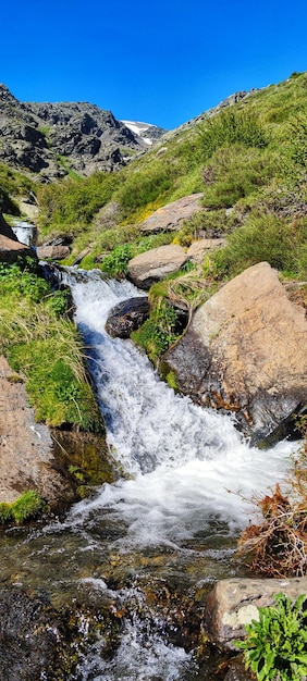 Ravina e rio Alhori com águas de serra nevada