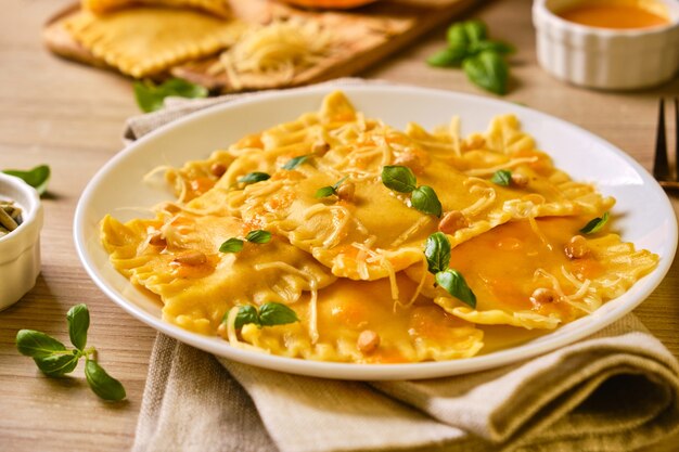 Ravioles de calabaza caseros con queso ricotta servido con albahaca