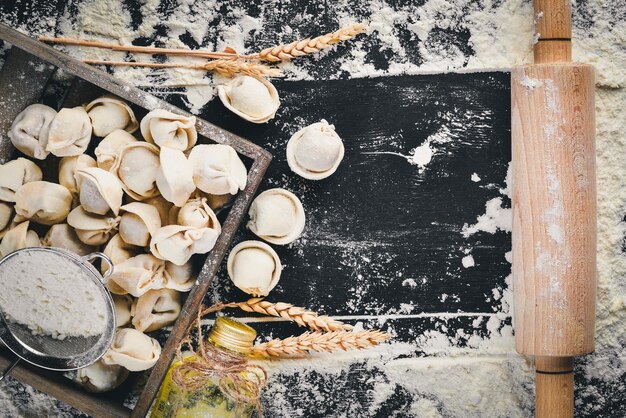 Ravioles caseros Masa fresca y raviolis tradicionales a la mesa rústica