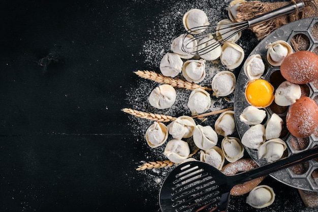 Ravioles caseros Masa fresca y raviolis tradicionales a la mesa rústica