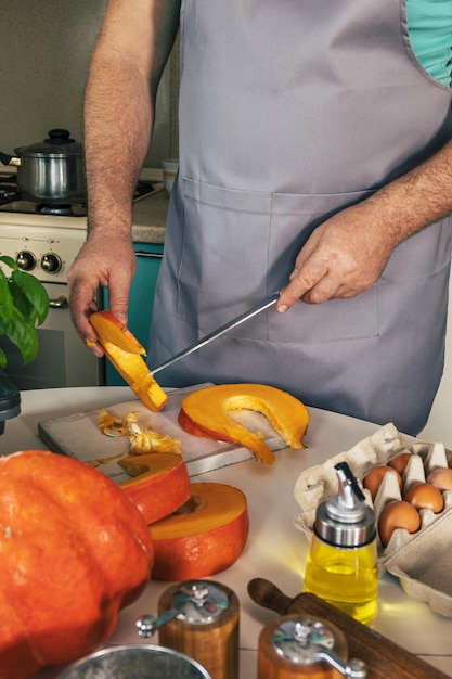 Ravioles caseros de ricotta de calabaza italiana El hombre se prepara para hornear calabaza