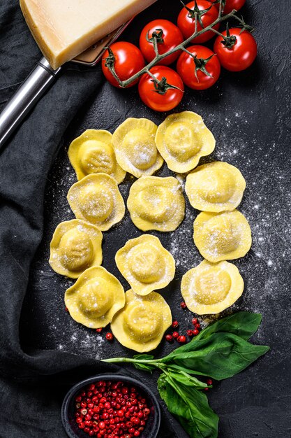 Ravioles crudos. El proceso de hacer ravioles italianos caseros.