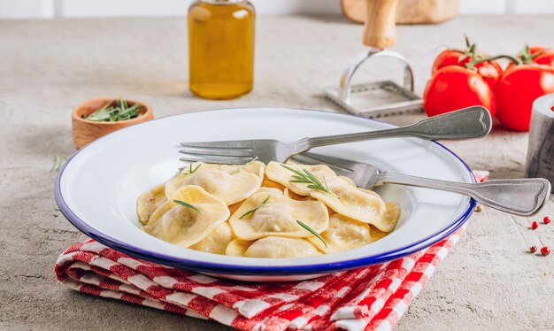 Foto ravioles italianos con romero y queso