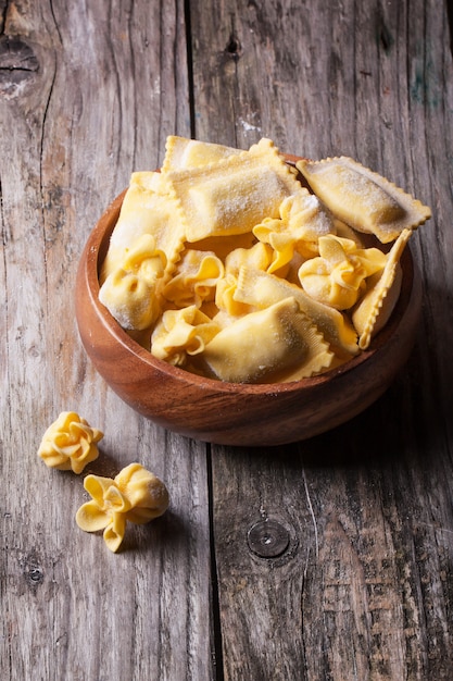 Ravioles de pasta en un tazón de madera