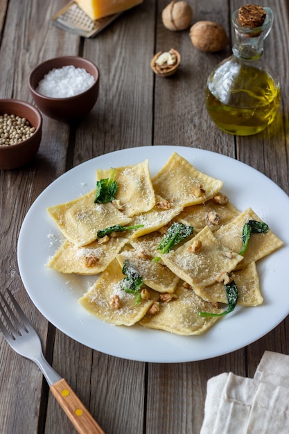 Ravioles con queso ricotta, espinacas y nueces