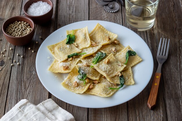 Ravioles con queso ricotta, espinacas y nueces