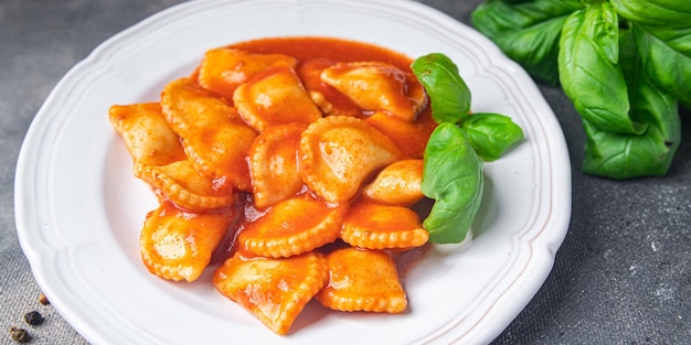 Ravioli carne massa molho de tomate fresco prato saudável refeição comida lanche na mesa espaço de cópia comida