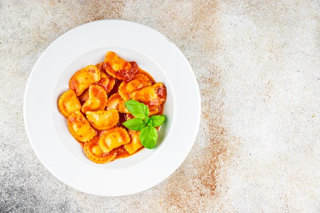 ravioli carne de res salsa de tomate cocina fresca aperitivo comida comida bocadillo en la mesa copia comida espacial