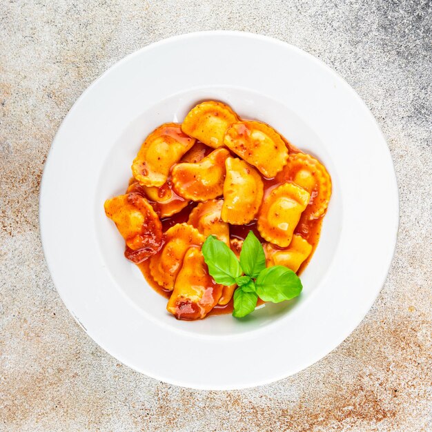 ravioli carne de res salsa de tomate cocina fresca aperitivo comida comida bocadillo en la mesa copia comida espacial