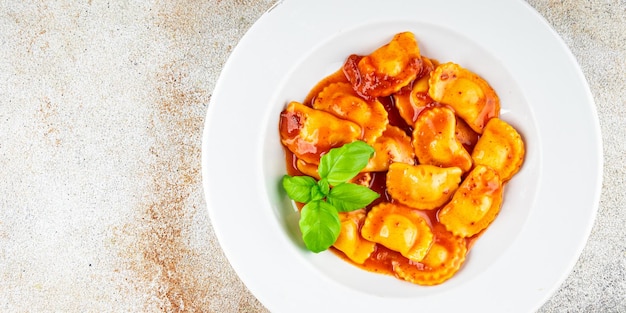 ravioli carne de res salsa de tomate cocina fresca aperitivo comida comida bocadillo en la mesa copia espacio comida fondo rústico vista superior