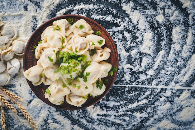 Ravioli caseiro Massa fresca e ravioli tradicional à mesa rústica