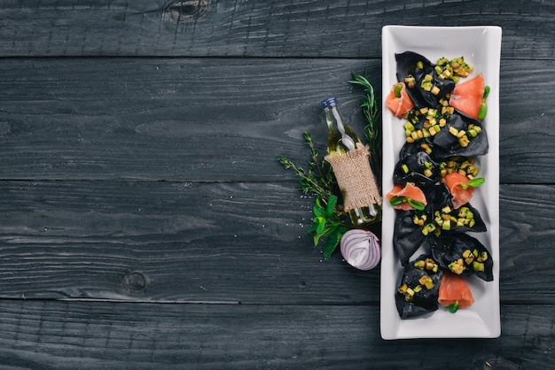 Ravioli com carne Comida italiana Em uma superfície de madeira Vista superior Espaço livre para o seu texto