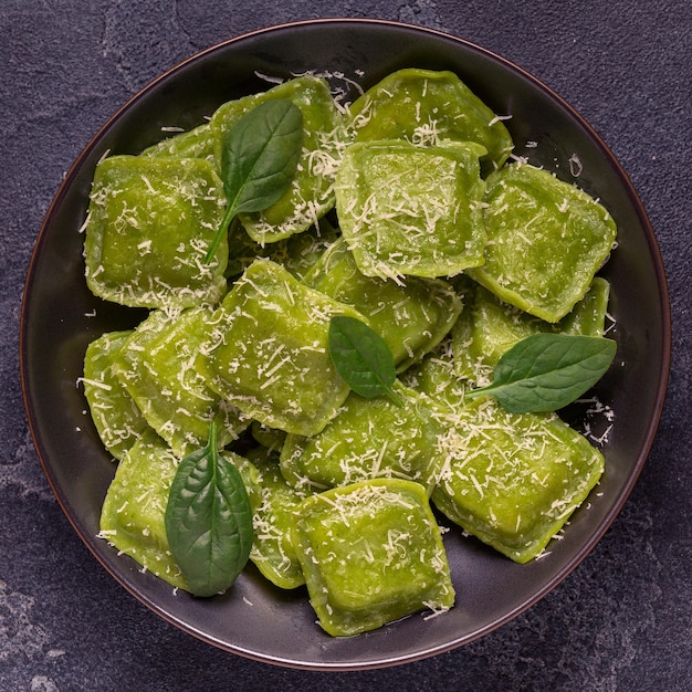 Ravioli com espinafre e parmesão