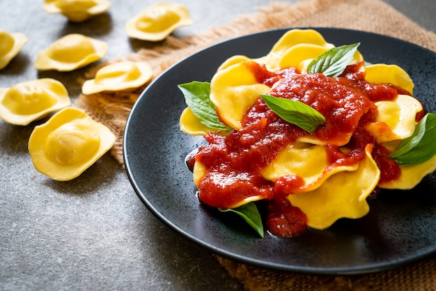 Ravioli com molho de tomate e manjericão - comida italiana
