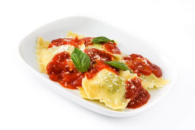 Ravioli com molho de tomate e manjericão isolado