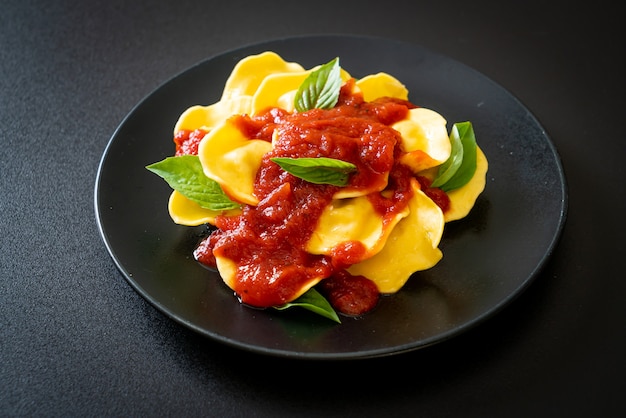 Ravioli com molho de tomate e manjericão