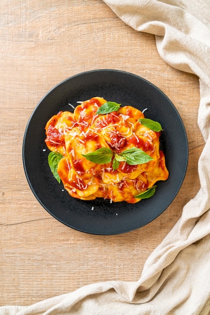 Ravioli com molho de tomate e manjericão