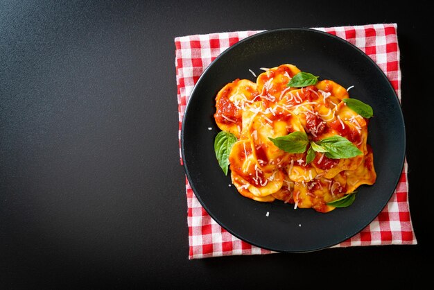 Ravioli com molho de tomate e manjericão