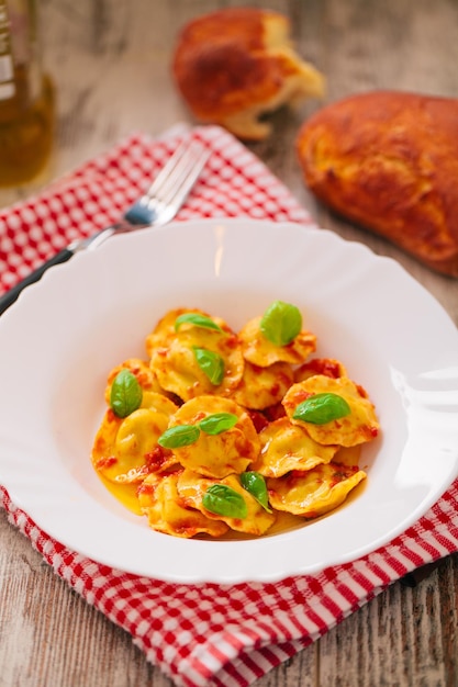 Ravioli com molho de tomate