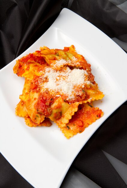 Ravioli com molho de tomate