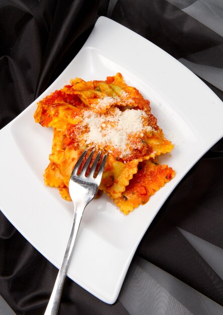 Ravioli com molho de tomate