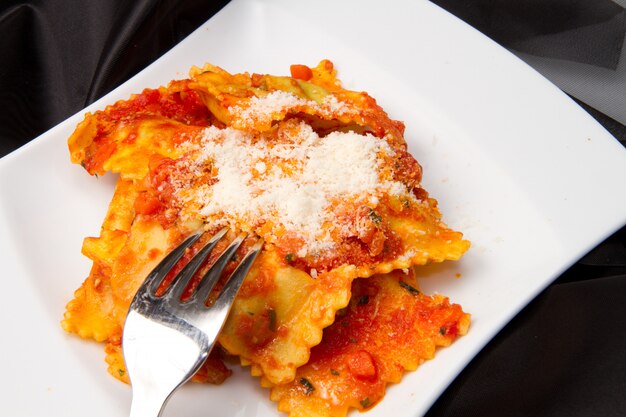 Ravioli com molho de tomate