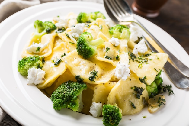 Ravioli com queijo de cabra, brócolis e ervas