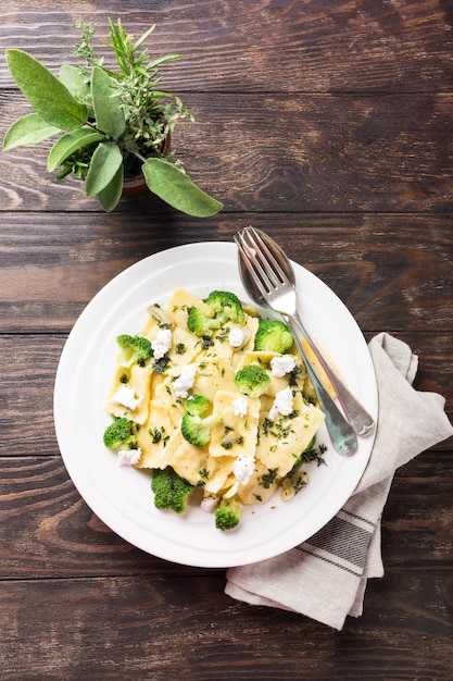 Ravioli com queijo de cabra, brócolis e ervas