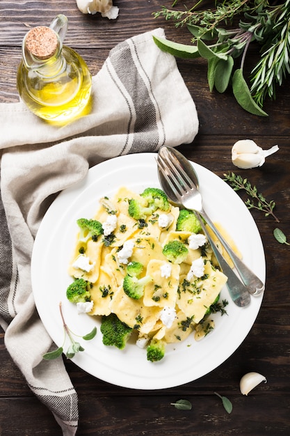 Ravioli com queijo de cabra, brócolis e ervas