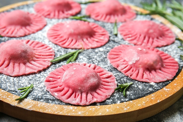 Ravioli cru a bordo, closeup